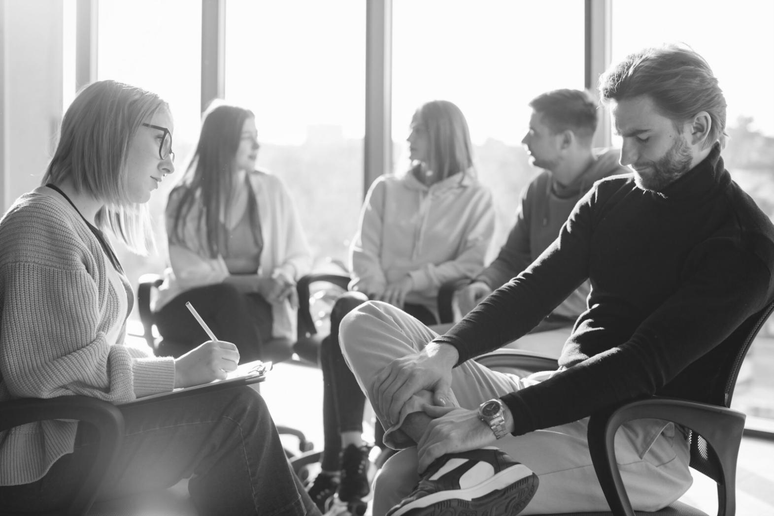 Einkaufswagen mit Lebensmitteln vor Preistafel